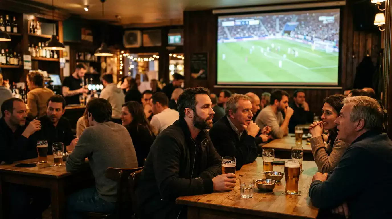 Ambiance nocturne d'un café sportif au Luxembourg pendant un match de la Coupe du Monde 2026 diffusé sur grand écran